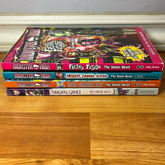 Junior Novel Set - Picture 2 of 7